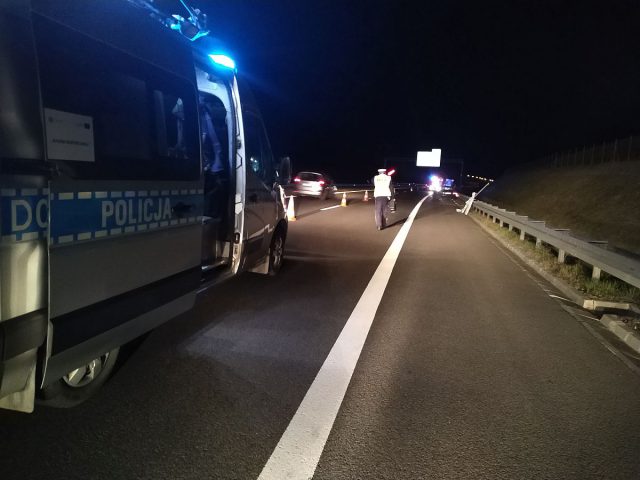 Wjechał w stojące na pasie awaryjnym audi, potrącił znajdującego się obok kierowcę. Nie żyje 20-latek (zdjęcia)