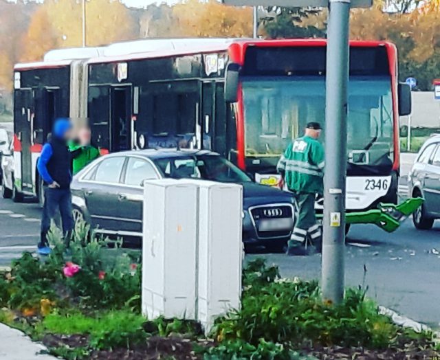 Dwa zdarzenia drogowe z udziałem samochodów osobowych i autobusów w Lublinie (zdjęcia)