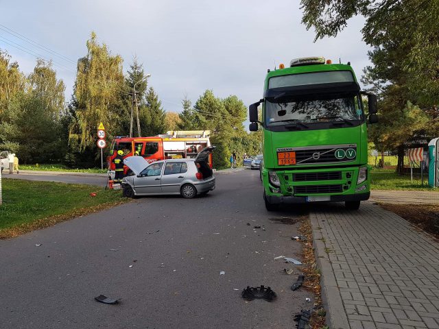 Wjechała na skrzyżowanie, zderzyła się z ciężarówką. Wraz z dzieckiem trafiła do szpitala (zdjęcia)