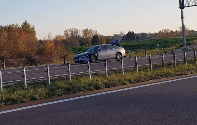 Audi uderzyło w bariery na obwodnicy Lublina (foto)