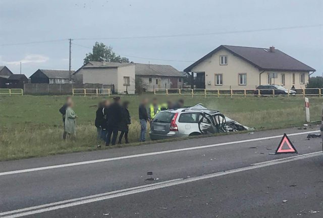 Czołowe zderzenie volvo z ciężarówką. Tragiczny wypadek na trasie Lublin – Chełm (zdjęcia)