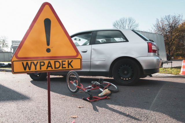 Dziecięcy rowerek, auto i ręka wystająca z czarnego worka. Wszystko to miało dać kierowcom do myślenia (zdjęcia)