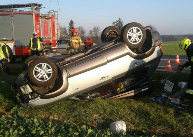 Dachowanie samochodu osobowego na trasie Lublin – Kraśnik. Są utrudnienia w ruchu (zdjęcia)