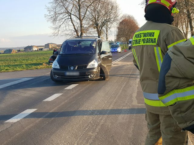 Zderzenie dwóch pojazdów na trasie Bychawa – Niedrzwica Duża (zdjęcia)