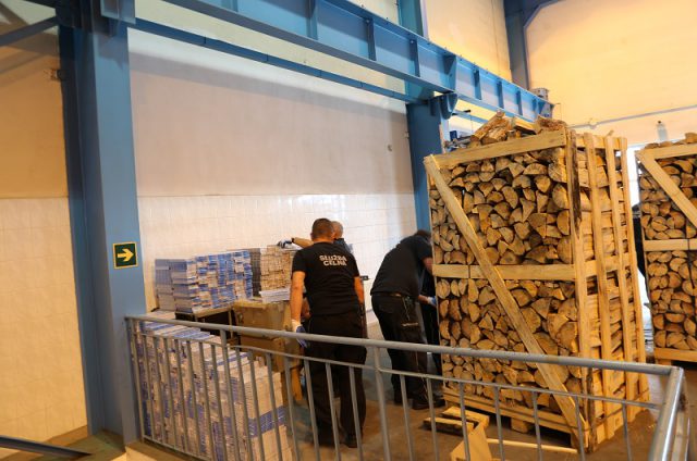 Nielegalne papierosy o wartości ponad 2,2 miliona złotych ukryte w ładunku drewna (zdjęcia)