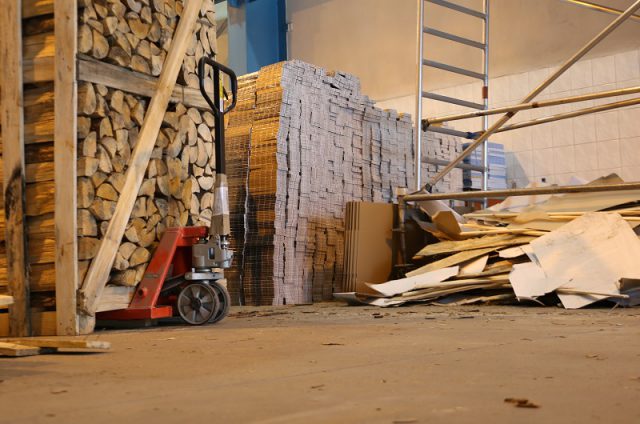 Nielegalne papierosy o wartości ponad 2,2 miliona złotych ukryte w ładunku drewna (zdjęcia)