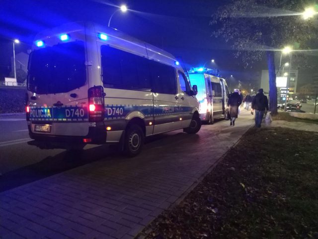 Koło Biedronki potrącił kobietę, mężczyźnie przejechał po nodze. Obie osoby trafiły do szpitala (zdjęcia)