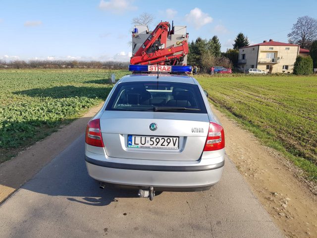 Tragiczny wypadek tuż przy granicy Lublina. Ford wbił się w drzewo, kierowca nie przeżył (zdjęcia)