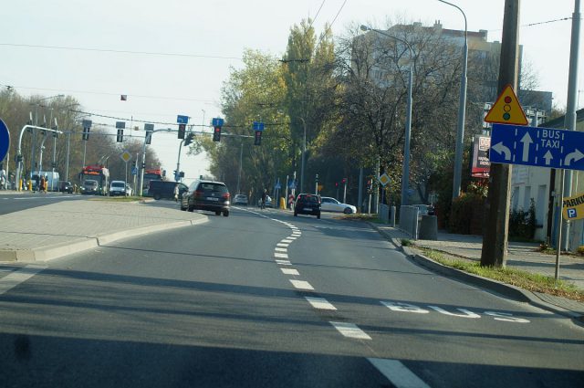 Drogą Męczenników Majdanka jeździmy po nowemu. Jeden pas jezdni tylko dla komunikacji miejskiej (zdjęcia)