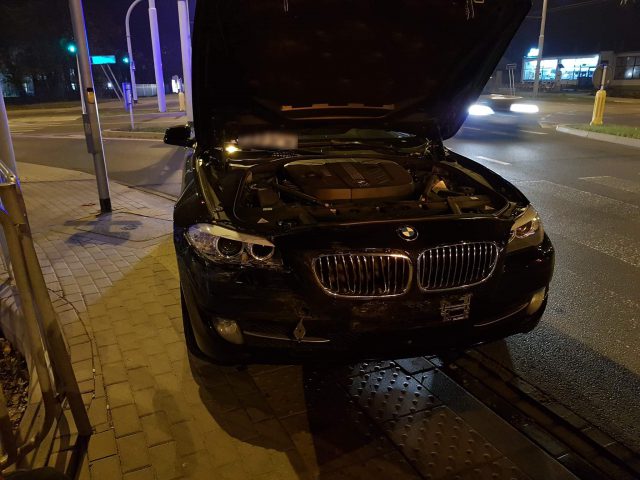 Zderzenie BMW z saabem. Jeden z kierowców zignorował wskazania sygnalizacji świetlnej (zdjęcia)