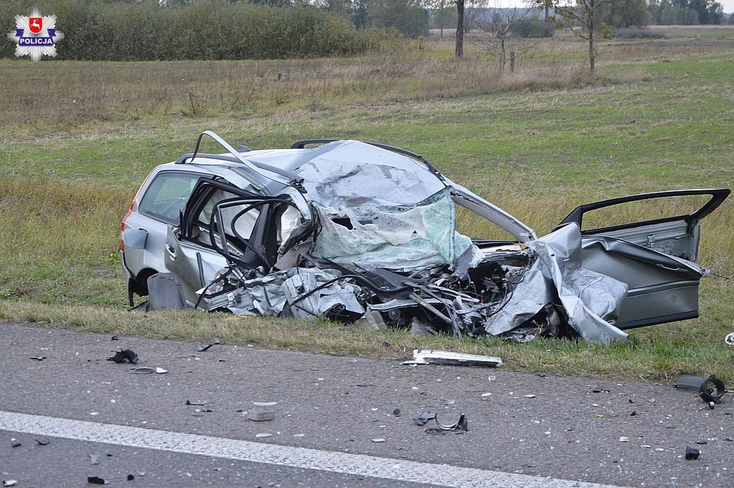 Wyprzedzał kilka pojazdów, czołowo zderzył się z