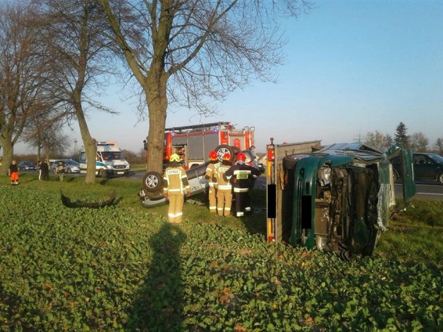 Dachowanie samochodu osobowego na trasie Lublin – Kraśnik. Są utrudnienia w ruchu (zdjęcia)