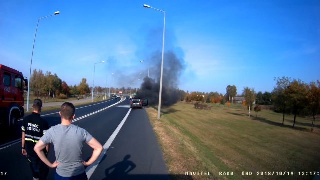 Pożar volvo na obwodnicy Lubartowa. Dzięki pomocy kierowców udało się opanować ogień (zdjęcia)