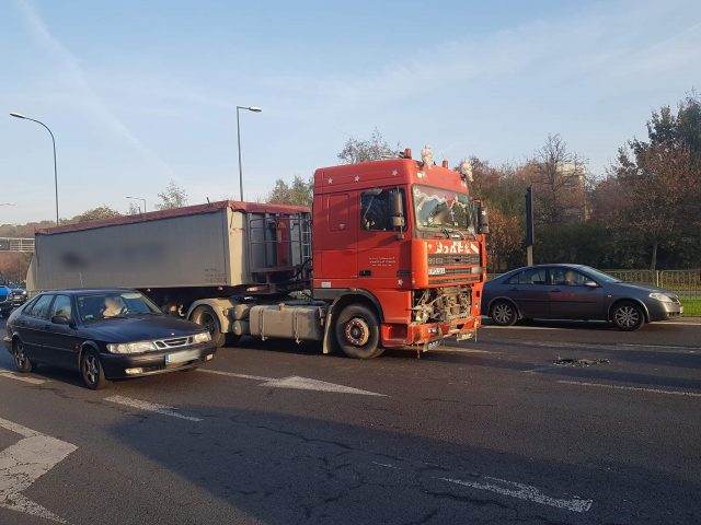 Zmieniał ciężarówką pas ruchu, zderzył się z toyotą (zdjęcia)