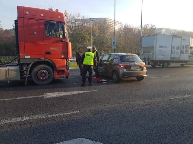 Zmieniał ciężarówką pas ruchu, zderzył się z toyotą (zdjęcia)