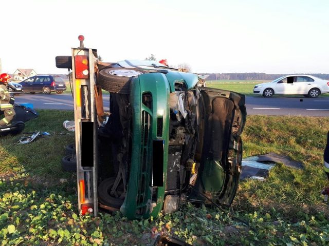 Dachowanie samochodu osobowego na trasie Lublin – Kraśnik. Są utrudnienia w ruchu (zdjęcia)