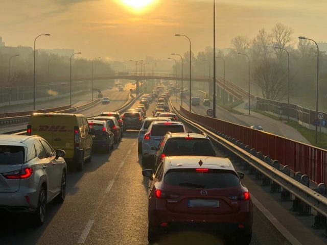 Zmieniał ciężarówką pas ruchu, zderzył się z toyotą (zdjęcia)