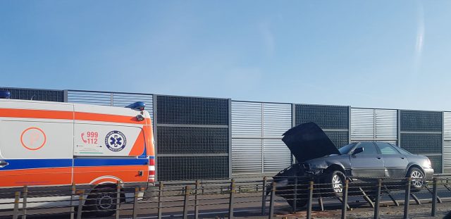 Na drodze S12 audi uderzyło w bariery energochłonne. Utrudnienia w ruchu na trasie Piaski – Lublin (zdjęcia)
