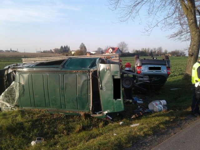 Dachowanie samochodu osobowego na trasie Lublin – Kraśnik. Są utrudnienia w ruchu (zdjęcia)