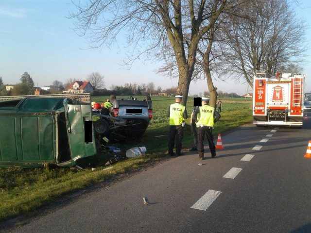 Dachowanie samochodu osobowego na trasie Lublin – Kraśnik. Są utrudnienia w ruchu (zdjęcia)