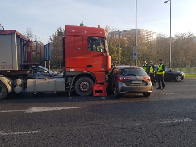 Zmieniał ciężarówką pas ruchu, zderzył się z toyotą (zdjęcia)