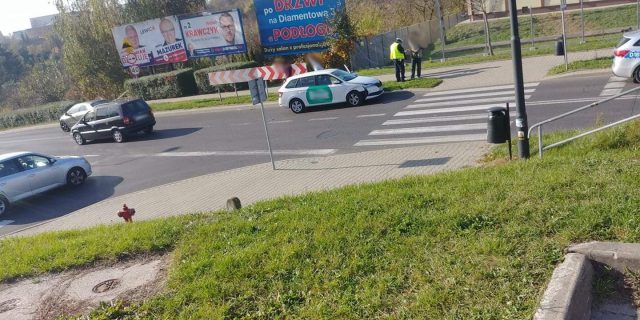 Zderzenie dwóch pojazdów na skrzyżowaniu. Są utrudnienia w ruchu (zdjęcia)