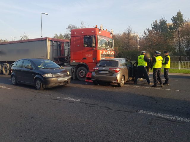 Zmieniał ciężarówką pas ruchu, zderzył się z toyotą (zdjęcia)