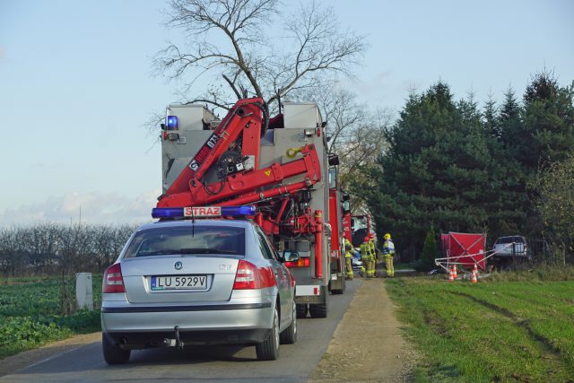 Tragiczny wypadek tuż przy granicy Lublina. Ford wbił się w drzewo, kierowca nie przeżył (zdjęcia)