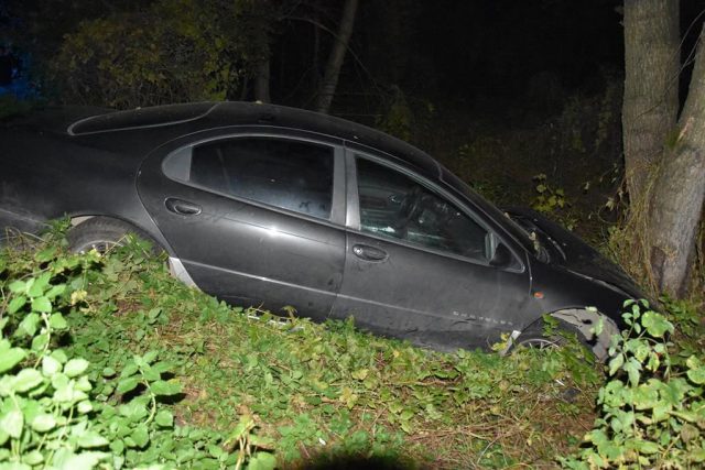 Uszkodzony chrysler w rowie bez kierowcy. Policjanci ustalają, kto kierował pojazdem (zdjęcia)