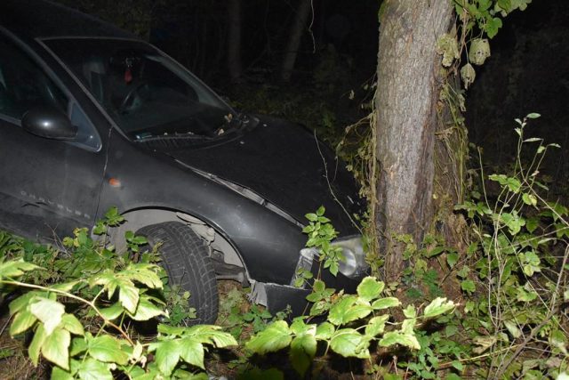 Uszkodzony chrysler w rowie bez kierowcy. Policjanci ustalają, kto kierował pojazdem (zdjęcia)