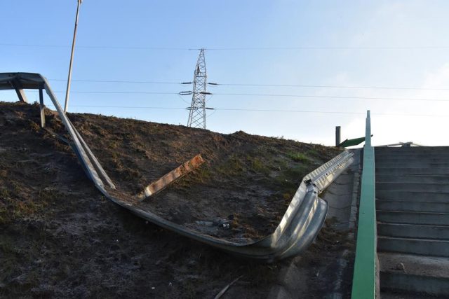 Hyundai przebił bariery energochłonne i zjechał z wiaduktu (zdjęcia)
