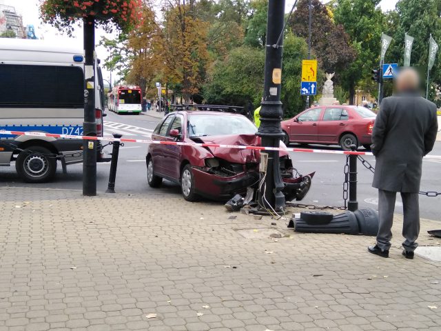 W centrum Lublina seat uderzył w słup latarni (zdjęcia)
