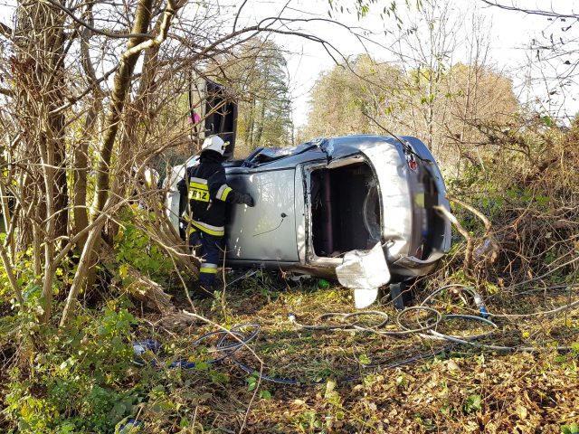 Mazda wypadła z drogi, uderzyła w drzewa i dachowała. Groźny wypadek koło Lublina (wideo, zdjęcia)