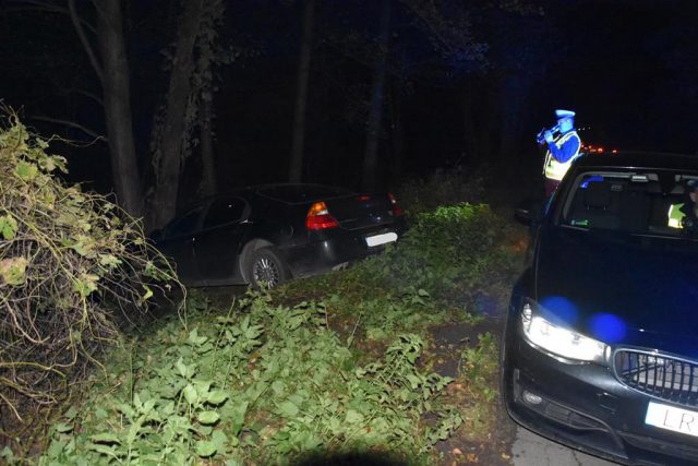 Uszkodzony chrysler w rowie bez kierowcy. Policjanci ustalają, kto kierował pojazdem (zdjęcia)