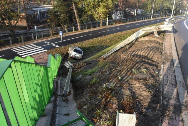 Hyundai przebił bariery energochłonne i zjechał z wiaduktu (zdjęcia)