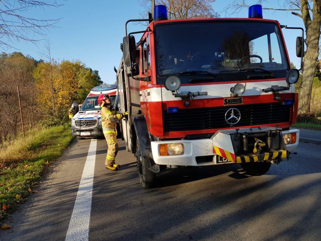 Mazda wypadła z drogi, uderzyła w drzewa i dachowała. Groźny wypadek koło Lublina (wideo, zdjęcia)