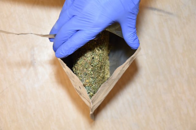 Marihuana o wartości ponad 140 tys. złotych w mitsubishi. Dwie osoby zatrzymane (zdjęcia)