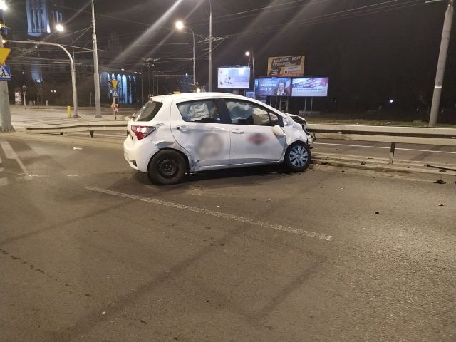 Nocny wypadek na skrzyżowaniu w Lublinie. Jeden z kierowców wymusił pierwszeństwo przejazdu (zdjęcia)