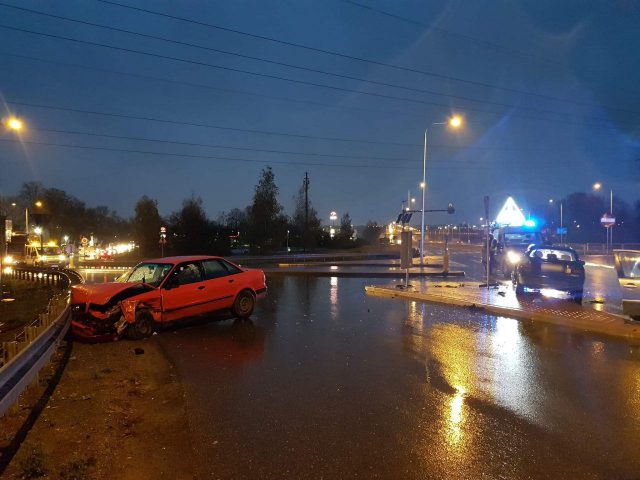 Wypadek koło stacji paliw w Kalinówce. Cztery osoby w szpitalu, są utrudnienia w ruchu (zdjęcia)