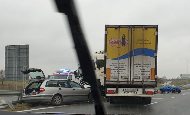 Zderzenie dwóch aut osobowych i ciężarówki na obwodnicy Lublina (zdjęcia)