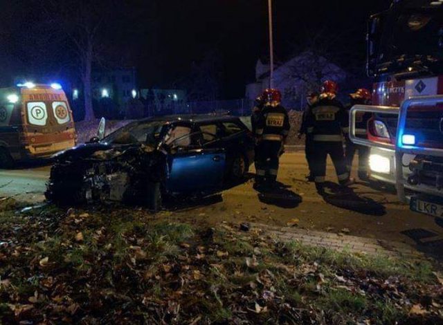 Samochód uderzył w drzewo, kierowca trafił do szpitala (zdjęcia)