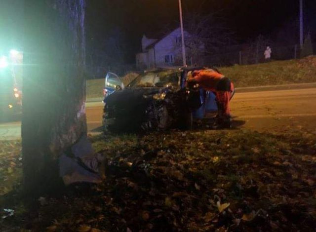 Samochód uderzył w drzewo, kierowca trafił do szpitala (zdjęcia)