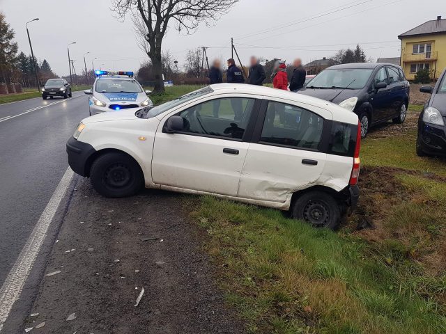 Jeden skręcał w lewo, drugi go wyprzedzał. Zderzenie pojazdów na trasie Lublin – Łęczna (zdjęcia)