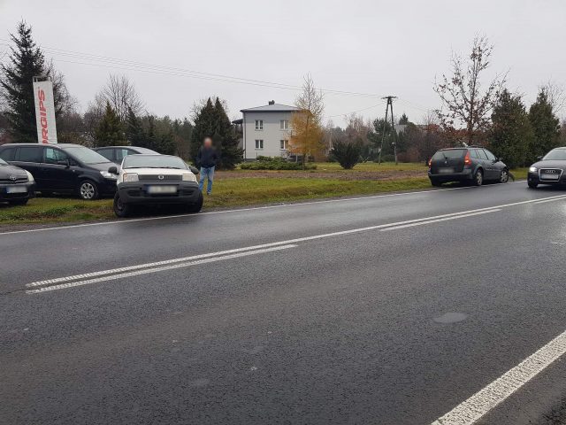 Jeden skręcał w lewo, drugi go wyprzedzał. Zderzenie pojazdów na trasie Lublin – Łęczna (zdjęcia)