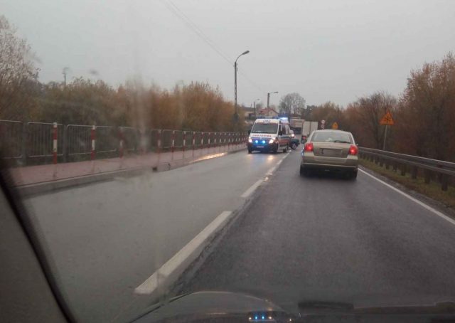 Auto uderzyło w słupki oddzielającej jezdnię od chodnika. Są utrudnienia w ruchu na trasie Lublin – Łęczna (zdjęcia)
