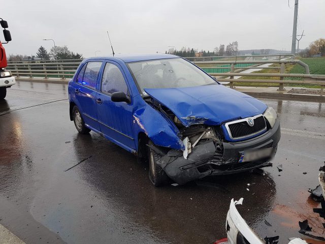 BMW uderzyło w bariery, potem skoda zderzyła się z renaultem (zdjęcia)