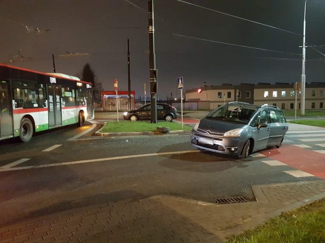 Zawracał autobusem na rondzie, jednak z niewłaściwego pasa ruchu. Zderzył się z citroenem (zdjęcia)