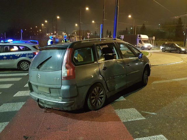 Zawracał autobusem na rondzie, jednak z niewłaściwego pasa ruchu. Zderzył się z citroenem (zdjęcia)