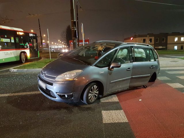 Zawracał autobusem na rondzie, jednak z niewłaściwego pasa ruchu. Zderzył się z citroenem (zdjęcia)