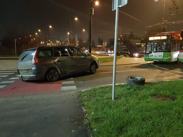 Zawracał autobusem na rondzie, jednak z niewłaściwego pasa ruchu. Zderzył się z citroenem (zdjęcia)